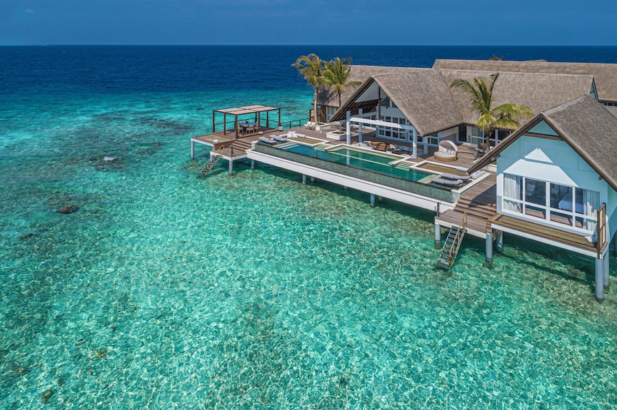 Four Seasons Landaa Giraavaru