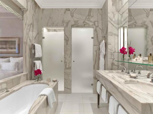 Hôtel Plaza Athénée Paris — Photo 3