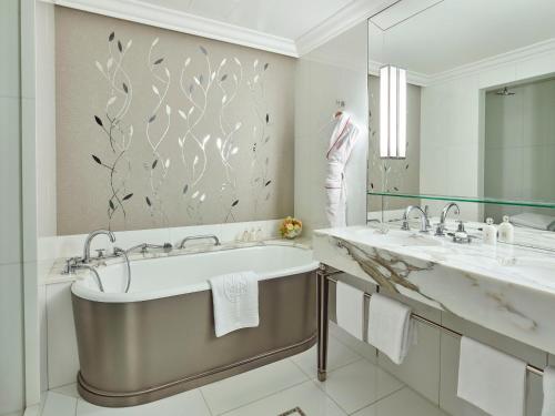 Hôtel Plaza Athénée Paris — Photo 4